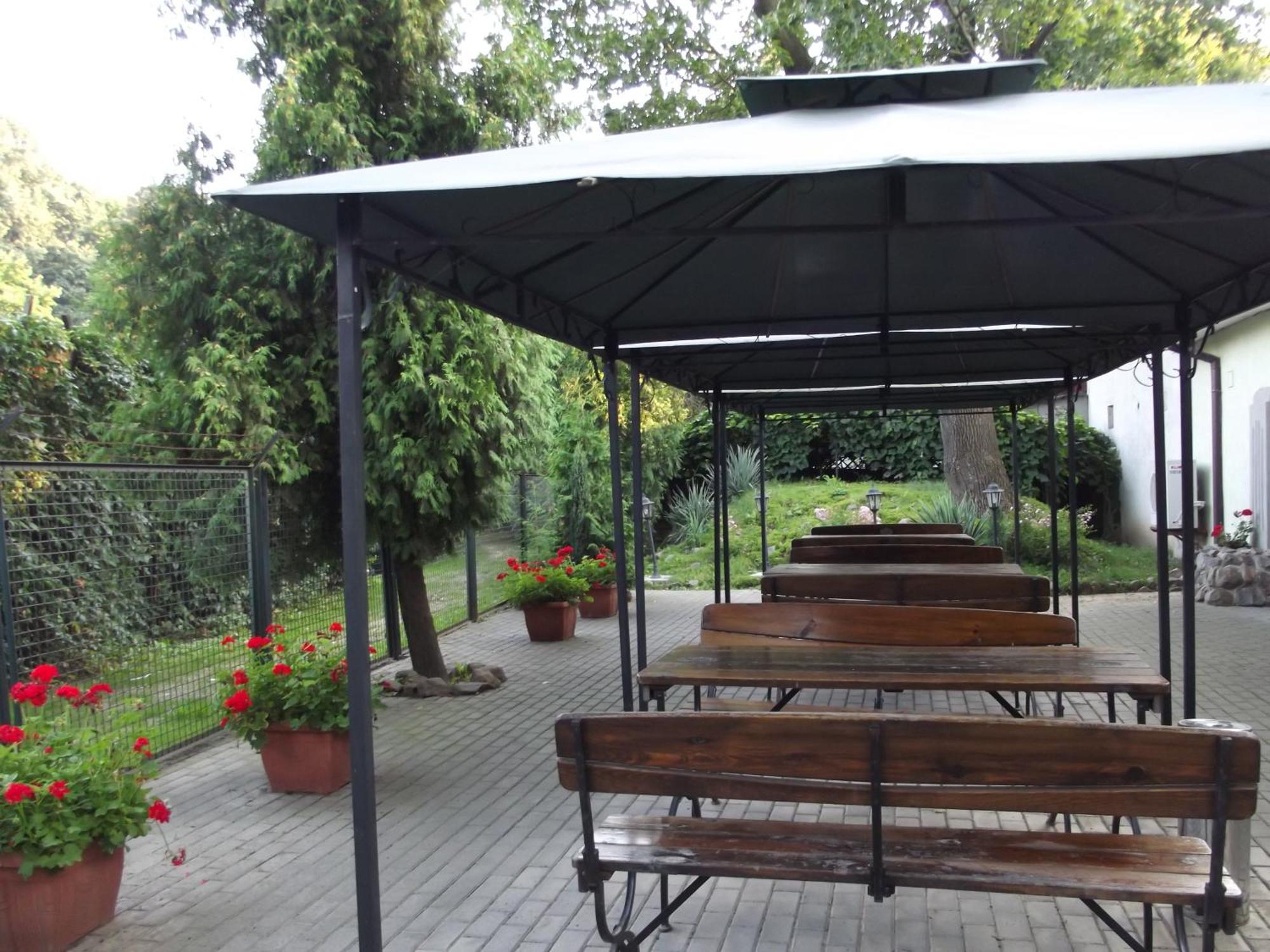 Dedek Park - Historyczny Dworek W Pieknym Parku Skaryszewskim Obok Stadionu Narodowego Varsovia Restaurante foto