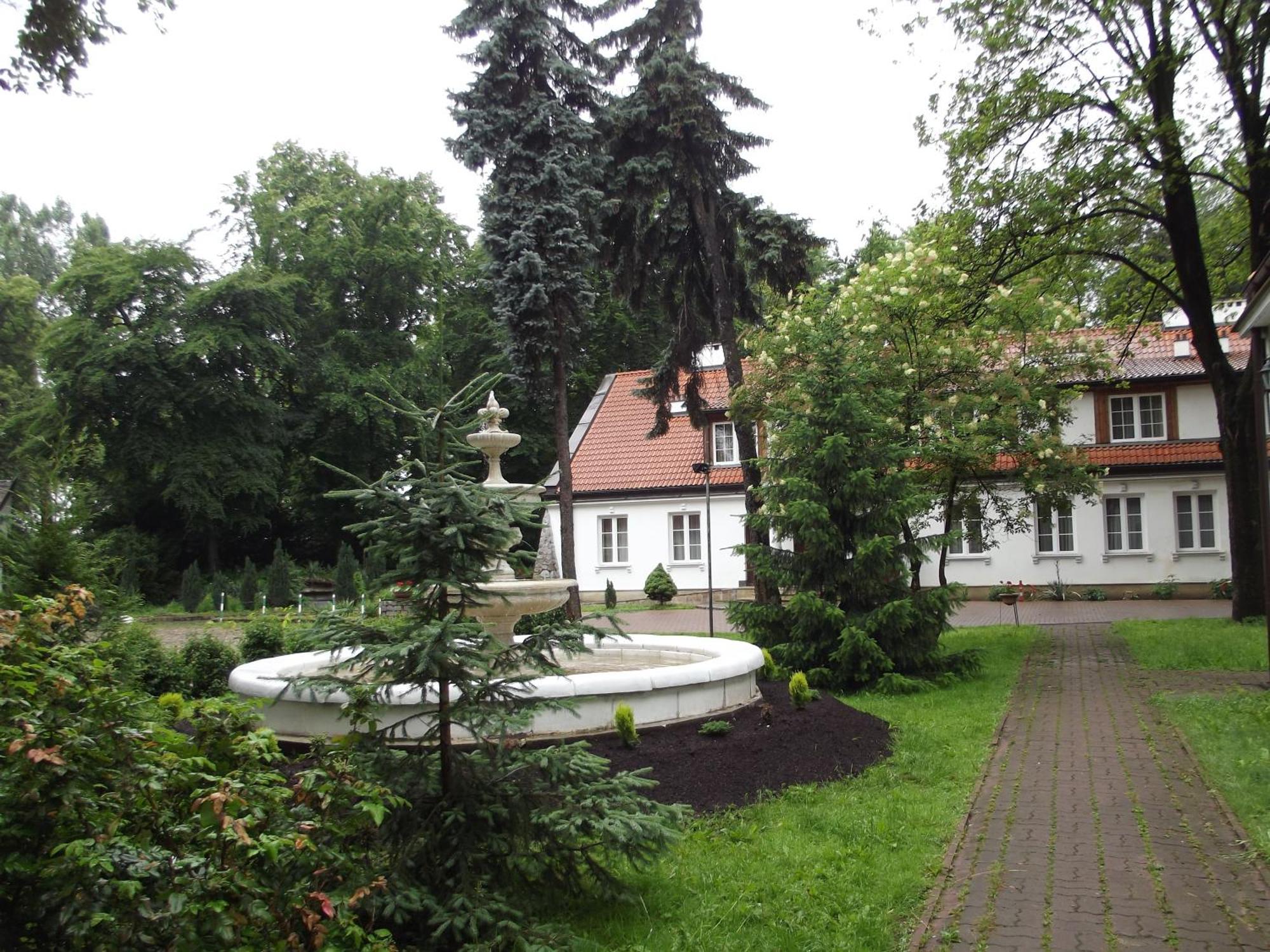 Dedek Park - Historyczny Dworek W Pieknym Parku Skaryszewskim Obok Stadionu Narodowego Varsovia Exterior foto