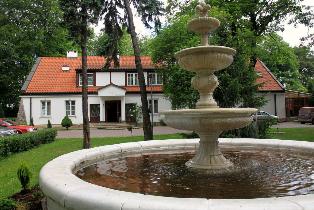 Dedek Park - Historyczny Dworek W Pieknym Parku Skaryszewskim Obok Stadionu Narodowego Varsovia Exterior foto