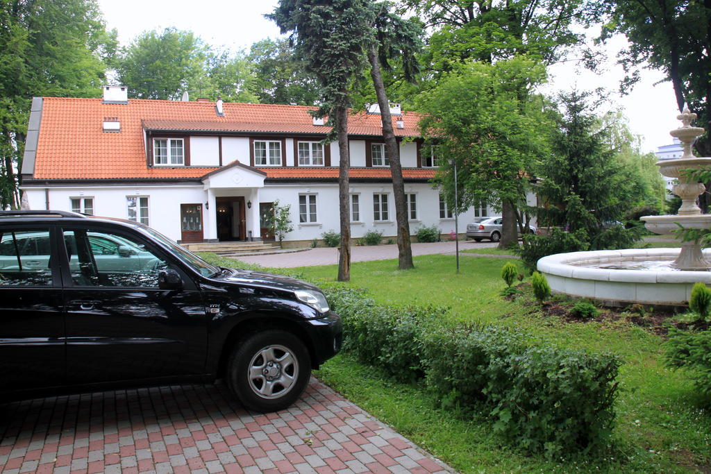 Dedek Park - Historyczny Dworek W Pieknym Parku Skaryszewskim Obok Stadionu Narodowego Varsovia Exterior foto